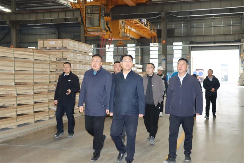 鞏義市委書記、市長郭程明蒞臨明泰鋁業(yè)慰問一線員工